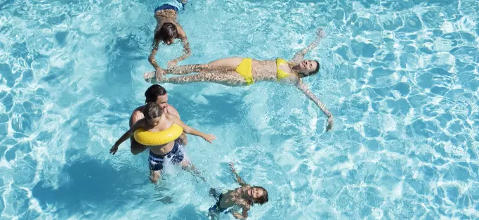 famille s'amusant dans une piscine