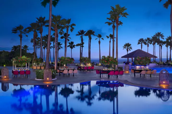 tables à côté de la piscine et de la mer de l'hôtel Secrets Playa Mujeres Mexico