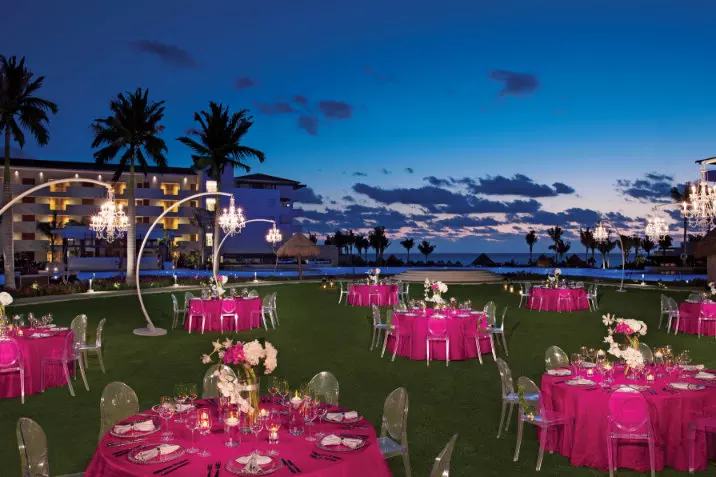 tables pour événement en plein air à l'hôtel Dreams Playa Mujeres Mexico
