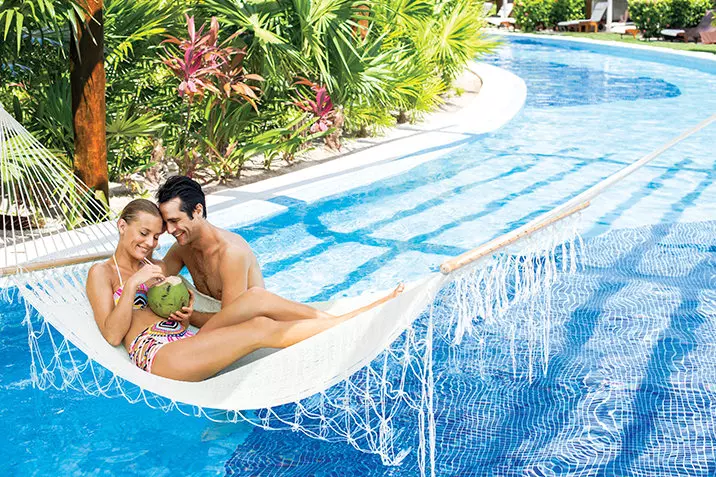 Couple dans la piscine à l'Excellence Playa Mujeres Mexique