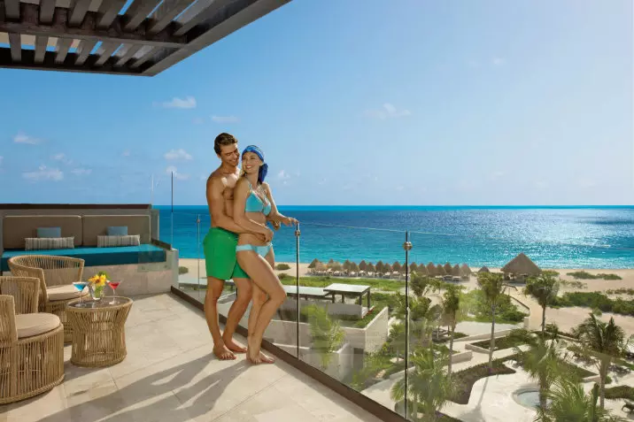 couple sur un balcon face à la mer de l'Hôtel Dreams Playa Mujeres Mexique