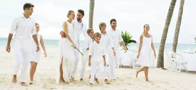 Famille célébrant un mariage sur la plage de Playa Mujeres Mexique