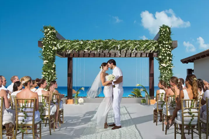 Couple au mariage sur la plage de l'hôtel Secrets Playa Mujeres Mexique
