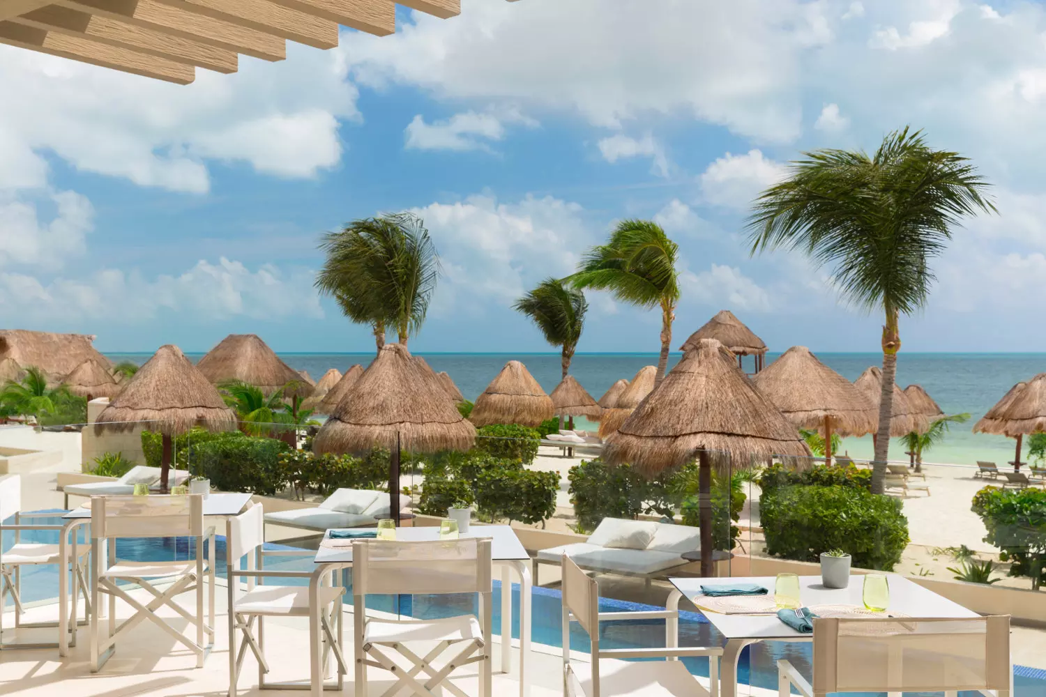 Restaurant avec des palapas en bord de mer à l'hôtel Beloved à Playa Mujeres Mexique