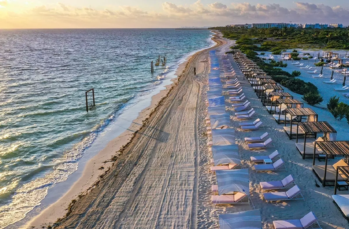 Chaises longues en front de mer à Playa Mujeres Mexique
