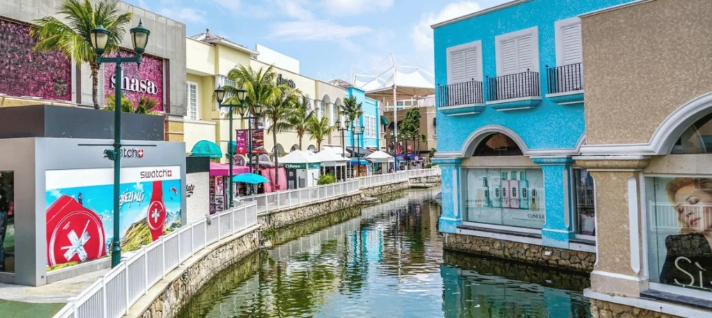 Centro comercial moderno en Cancún con tiendas, restaurantes y espacios de entretenimiento.