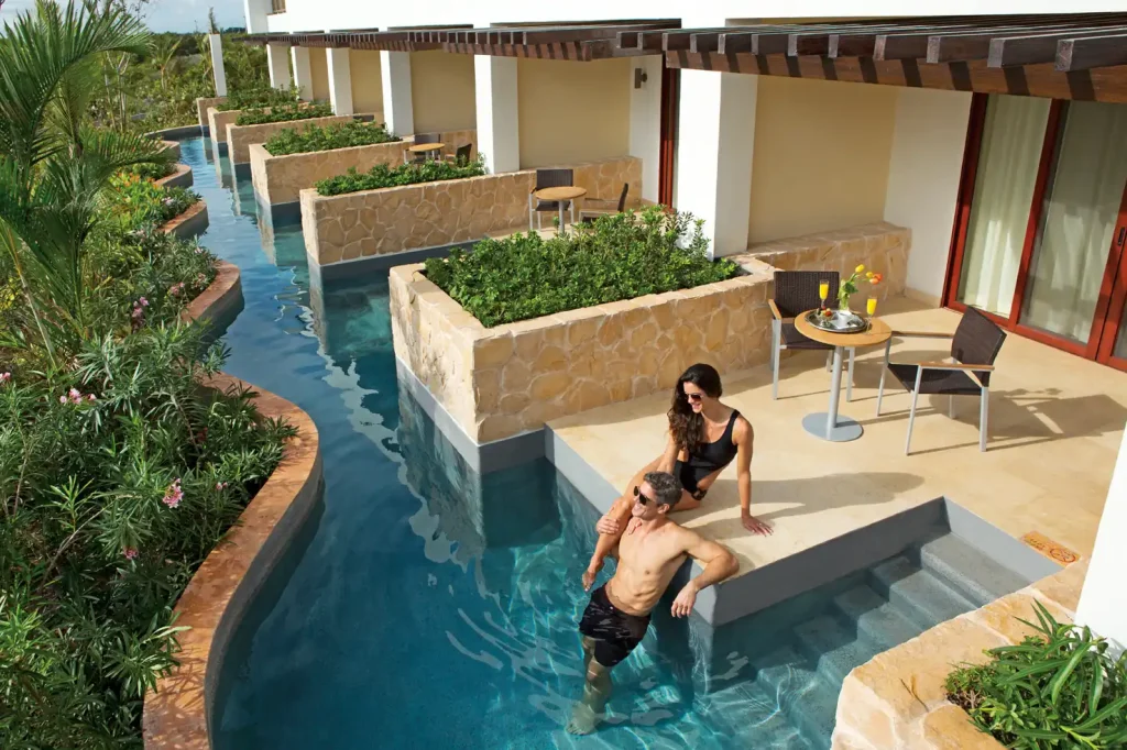 Pareja en suite de hotel Secrets Playa Mujeres